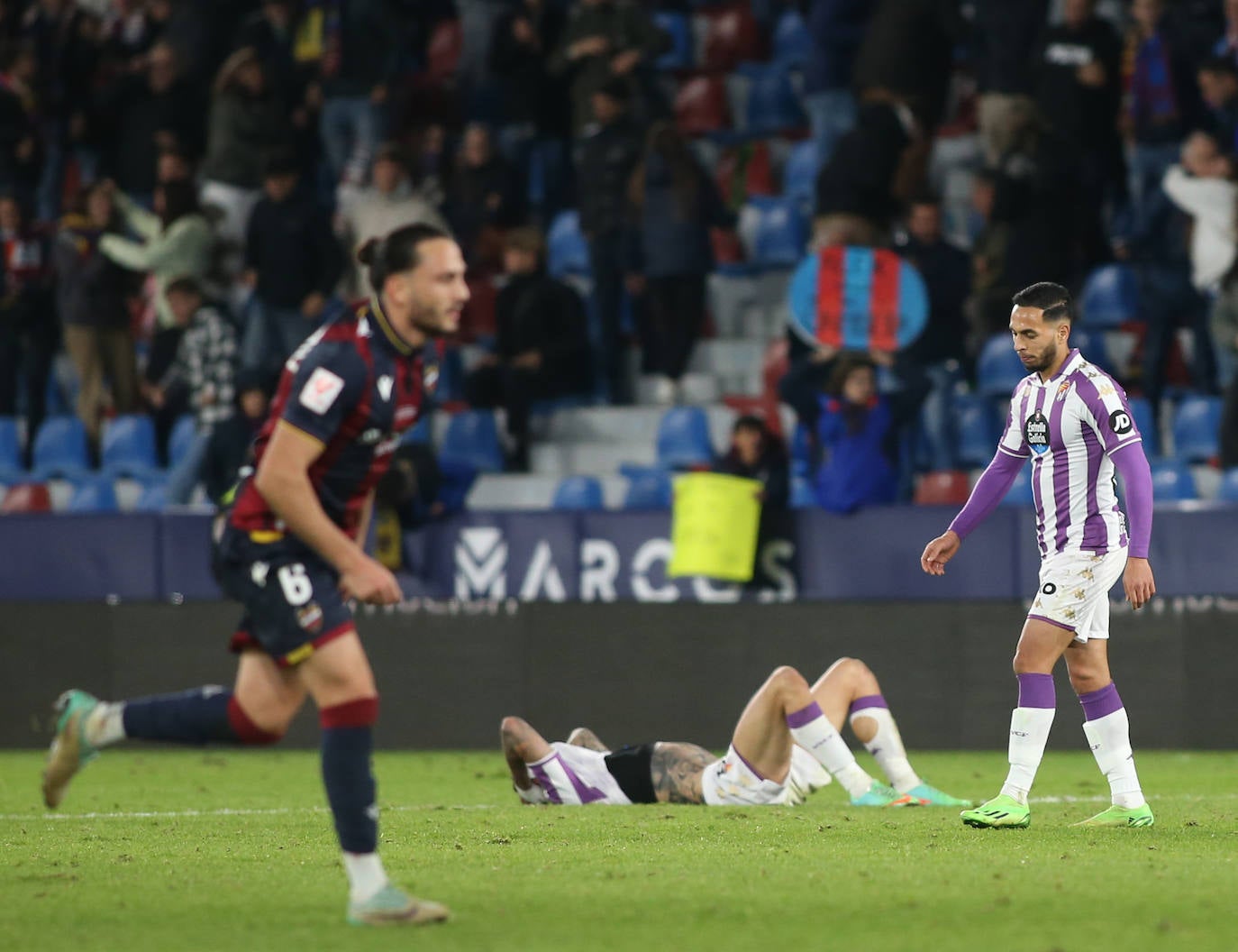 El partido entre el Levante y el Real Valladolid, en imágenes