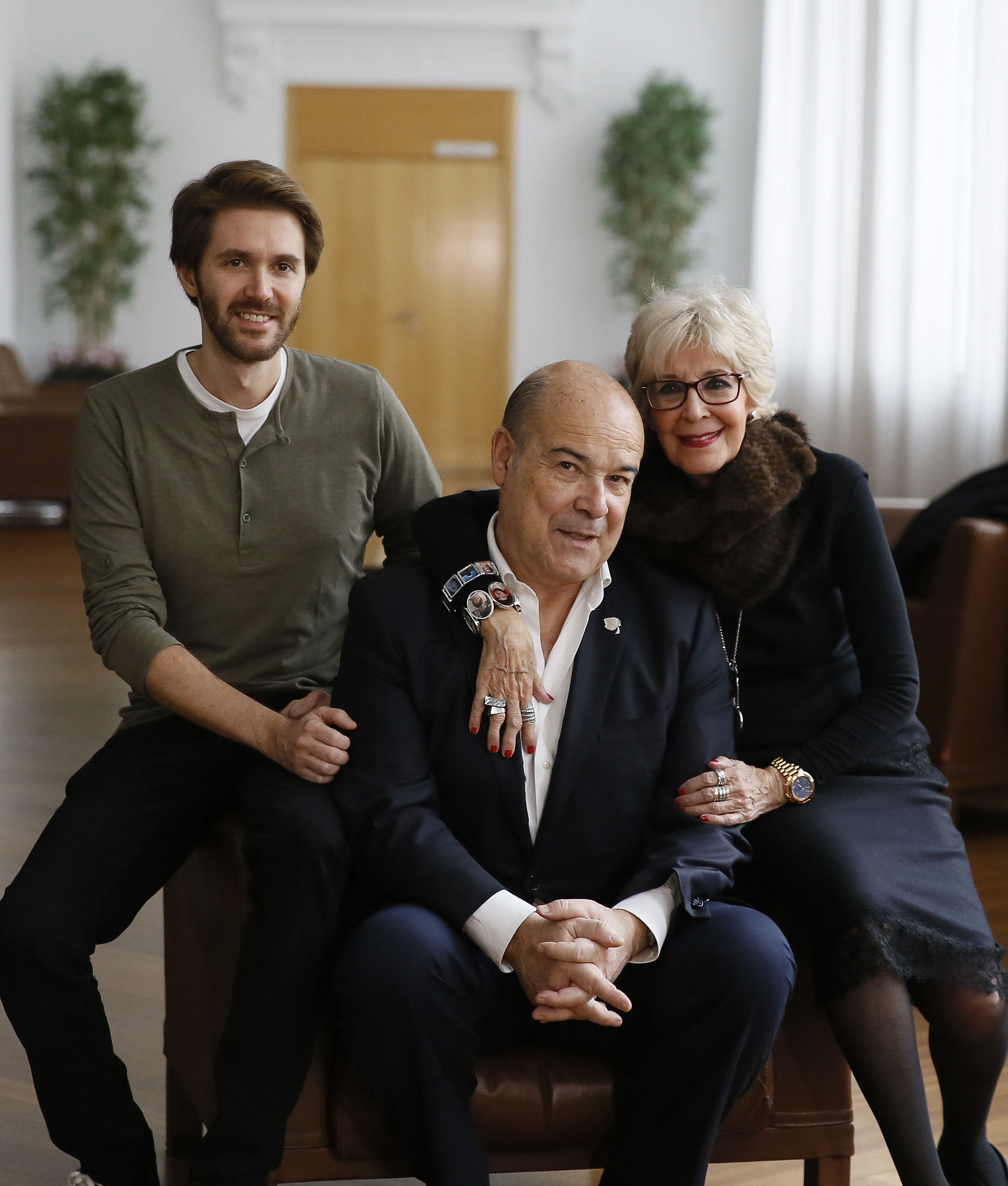 La actriz posa con su hijo Manuel, director de la obra 'El funeral', y el actor y presentador Antonio Resines en el Teatro Calderón.