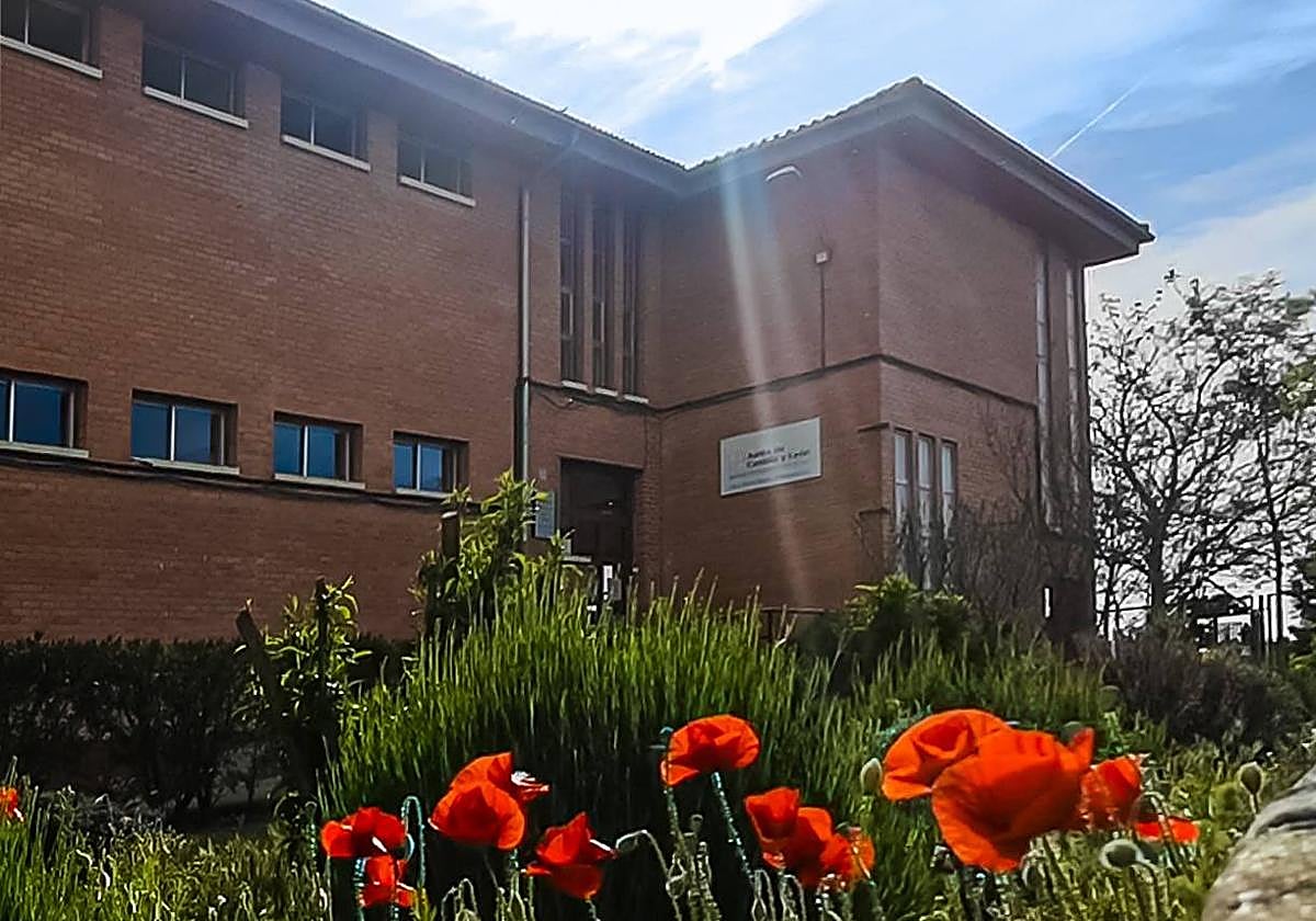 El colegio Padre Hoyos de Torrelobatón recibe alumnado de los pueblos vecinos.