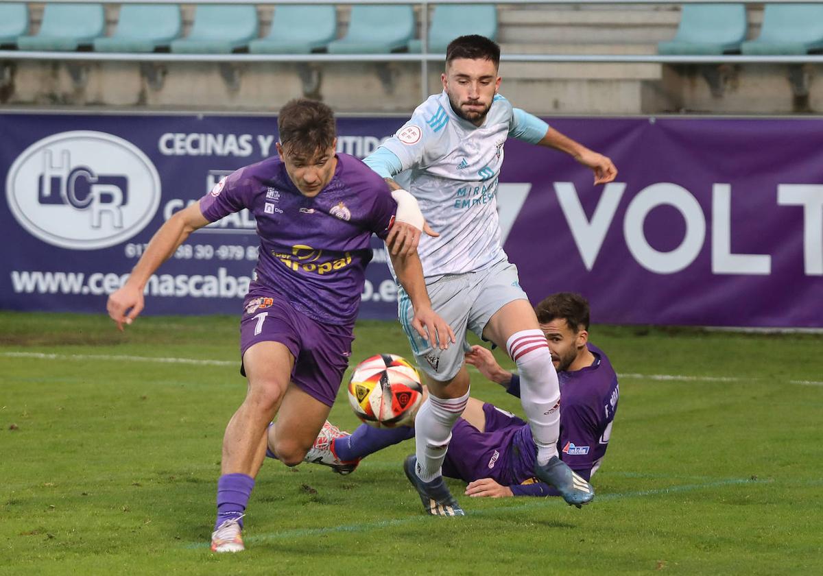 Javier Álvarez se zafa de un rival del Mirandés B, en el partido disputado este sábado en La Balastera.