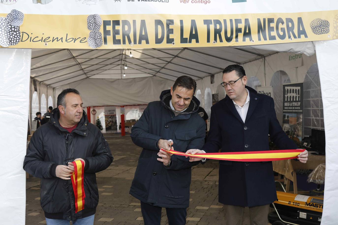 La III Feria de la Trufa de Cogeces del Monte, en imágenes