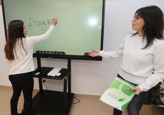 Laura Carrasco, coordinadora de la formación para el empleo que ofrece el Grupo Fundación San Cebrián, en una clase.