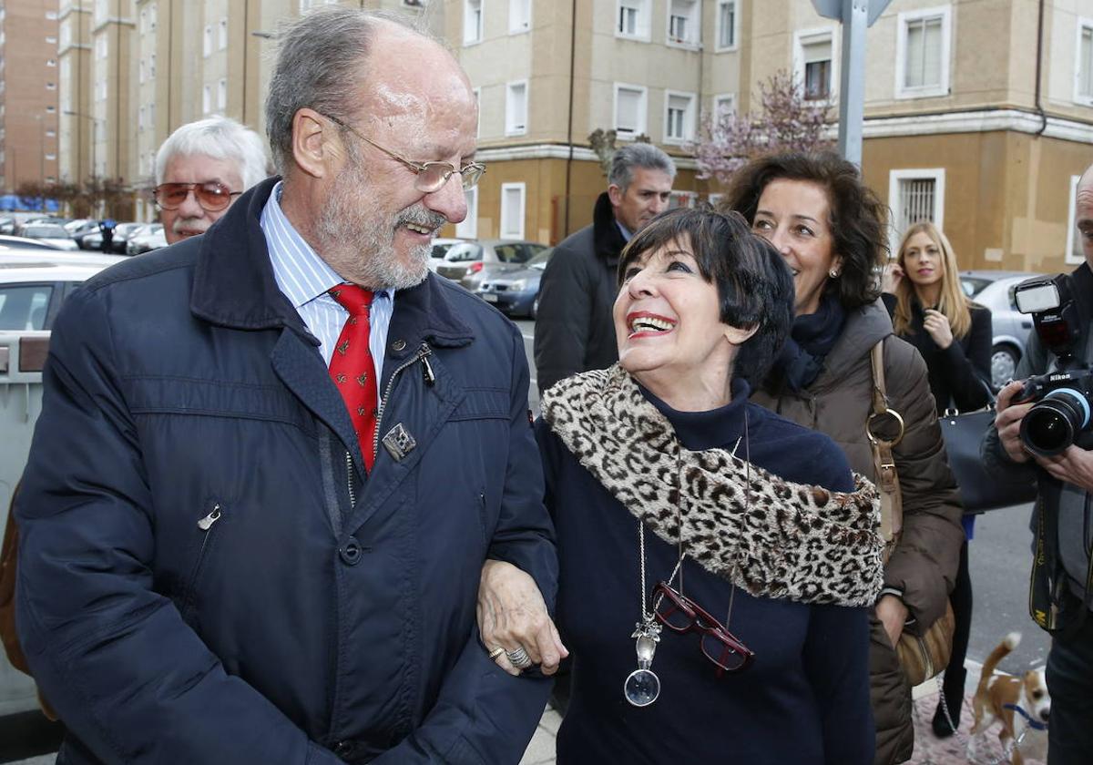 Concha Velasco, junto al excalcalde Javier León de la Riva durante la visita a la calle que lleva su nombre en Valladolid, en 2015.