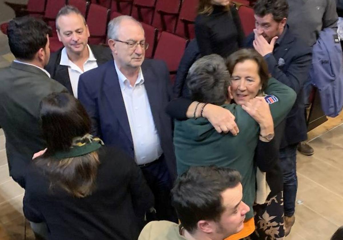 Mercedes Abril recibe el abrazo de un asistente al homenaje a su marido, Nacho Álvarez, en presencia de sus hijos, Jesús Quijano y Juan Esteban.