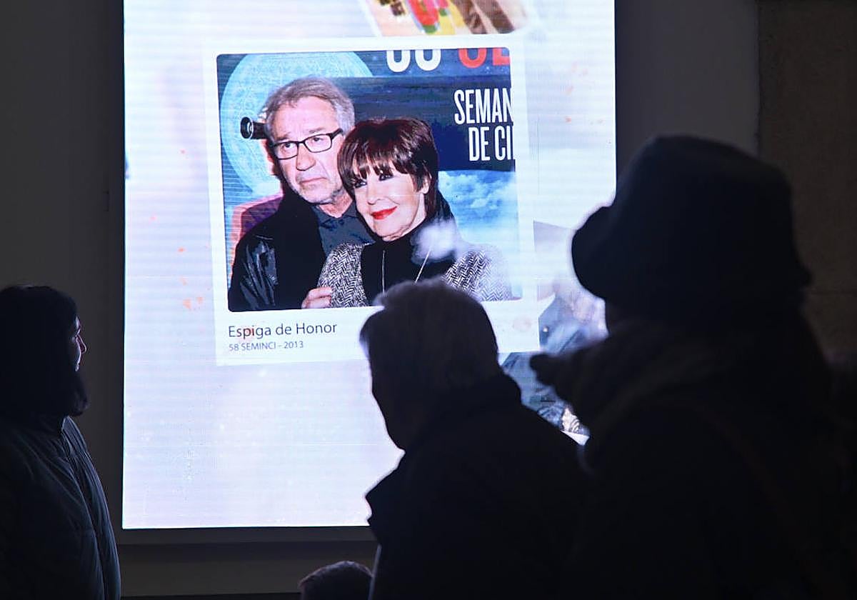 Concha Velasco y José Sacristán, en la fachada del Tetatro Calderón.