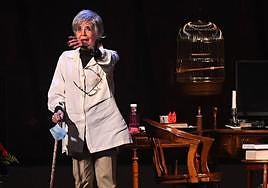 Concha Velasco se dirige al público del Teatro Calderón en la última función que representó en la ciudad.