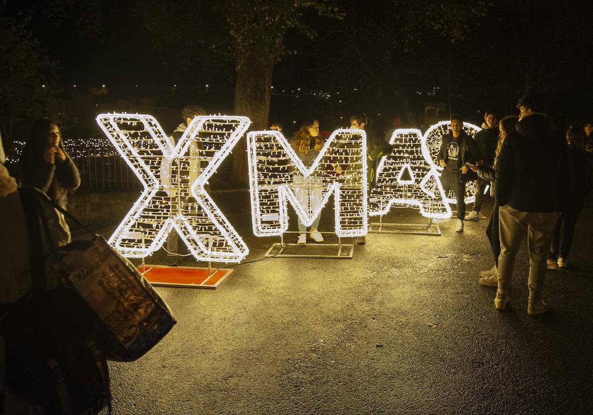 Varias personas se fotografían con el mensaje 'X-MAS' en las horas previas al robo de la letra 'X'.