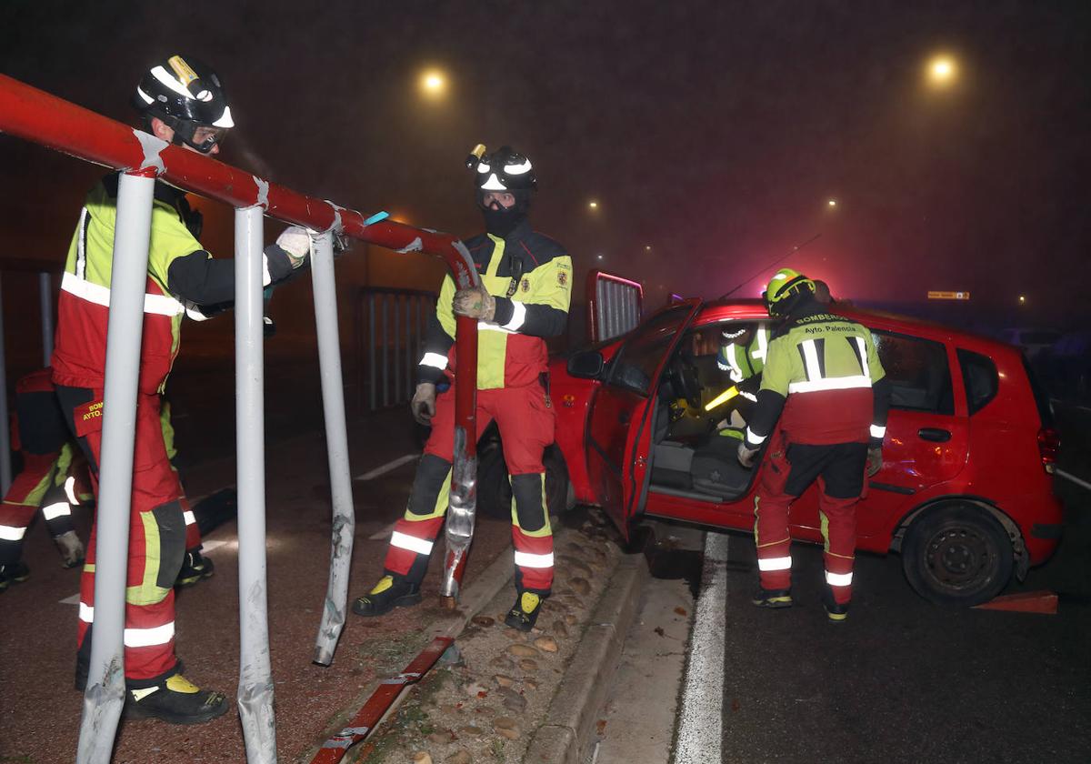 Los bomberos en el lugar del accidente.