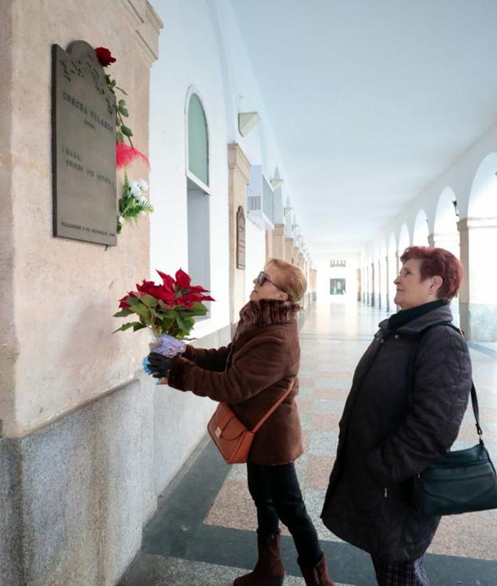 Imagen secundaria 2 - En la imagen superior, Teófilo Labajos y su esposa, Dolores Vega, esperando al cortejo fúnebre. A la izquierda, vecinos y autoridades aplauden al paso de los restos de Concha Velasco frente al teatro Calderón. Sobre estas líneas, dos mujeres depositan flores en la placa conmemorativa.