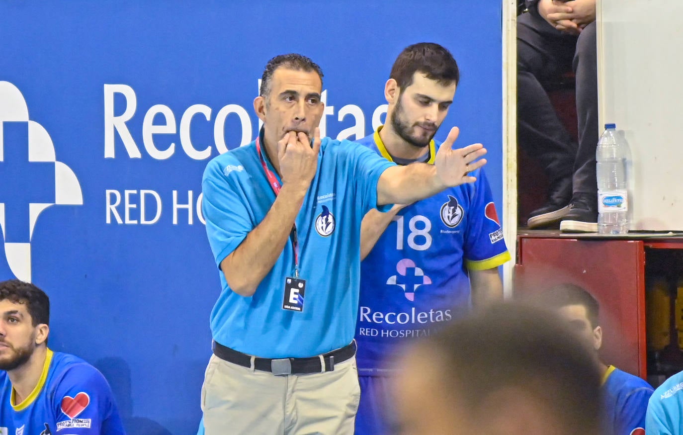 El partido entre el Recoletas y el Blendio Sinfín, en imágenes