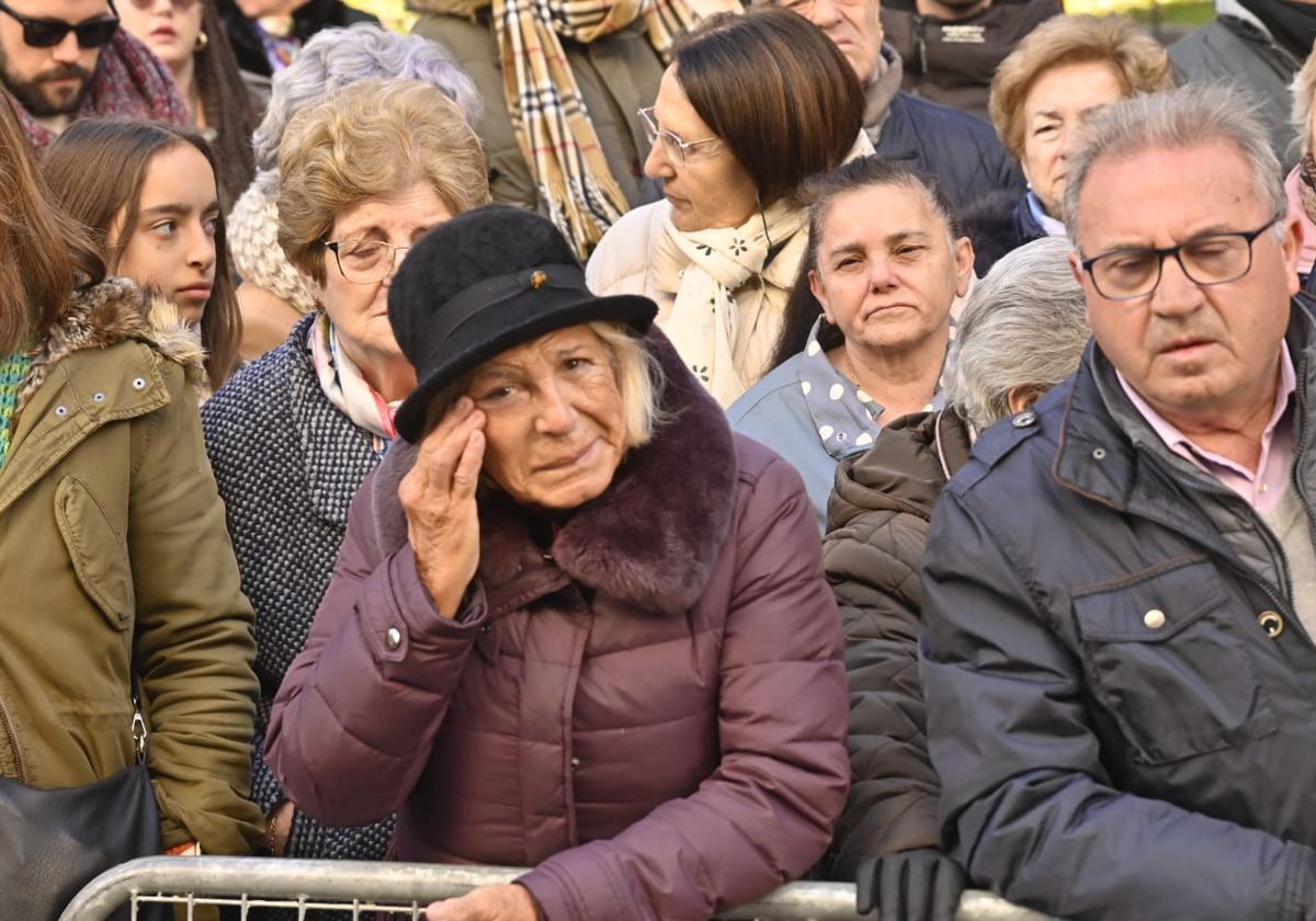 Chelo Bercianos llora en la entrada de la Catedral de Valladolid.