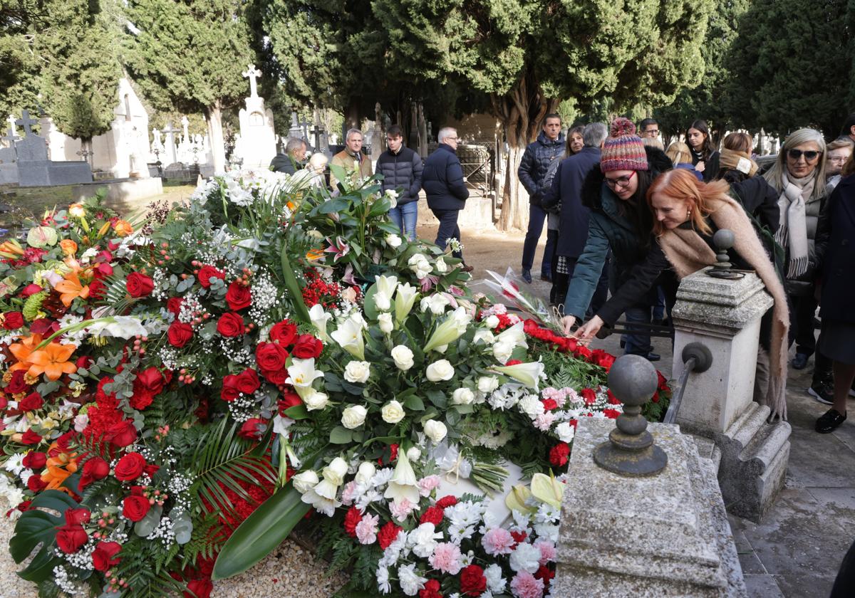 Flores en la tumba de Concha Velasco en Valladolid después de su sepelio.