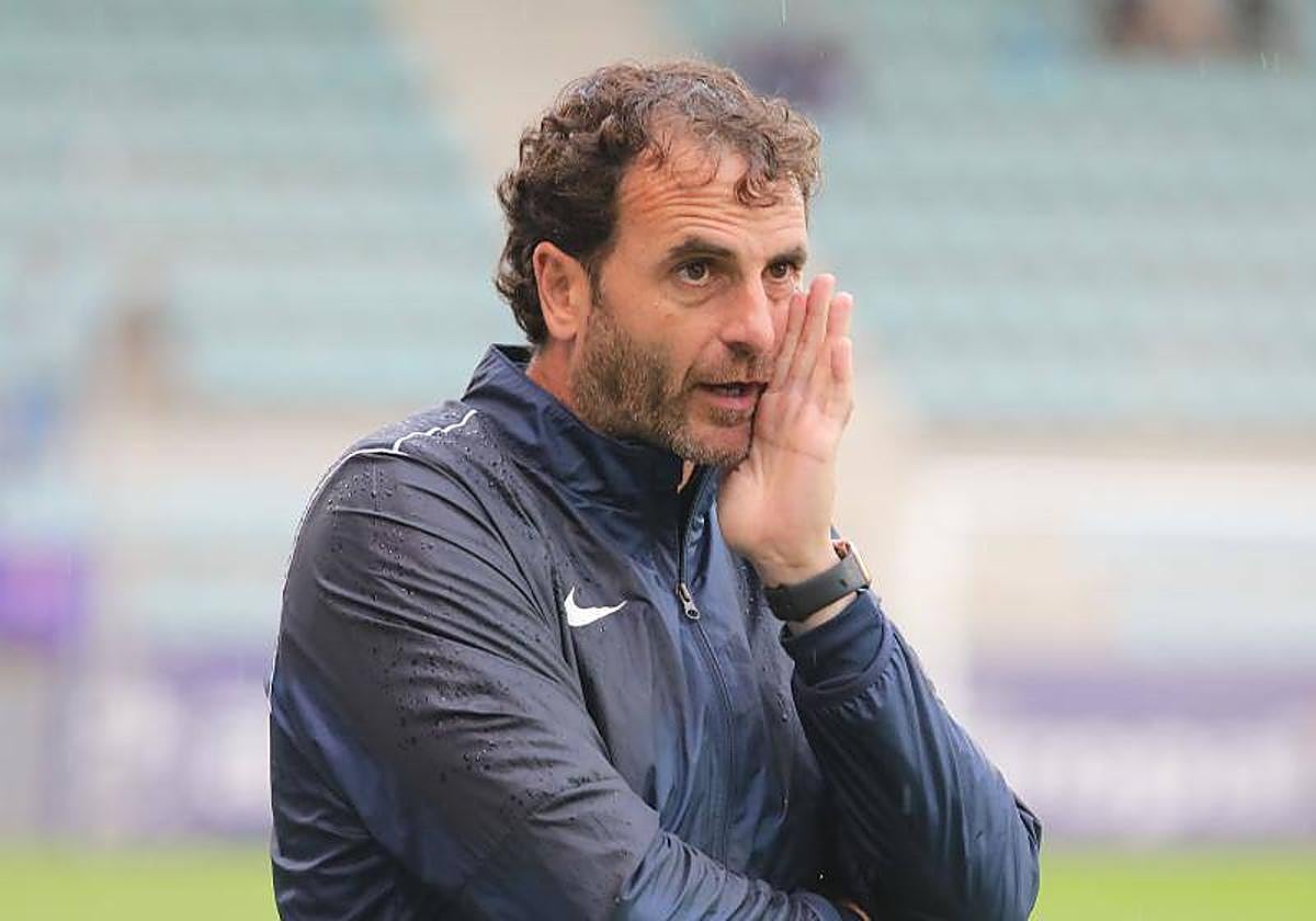 El entrenador del Palencia CF, Diego Rojas, en un encuentro anterior en La Balastera.