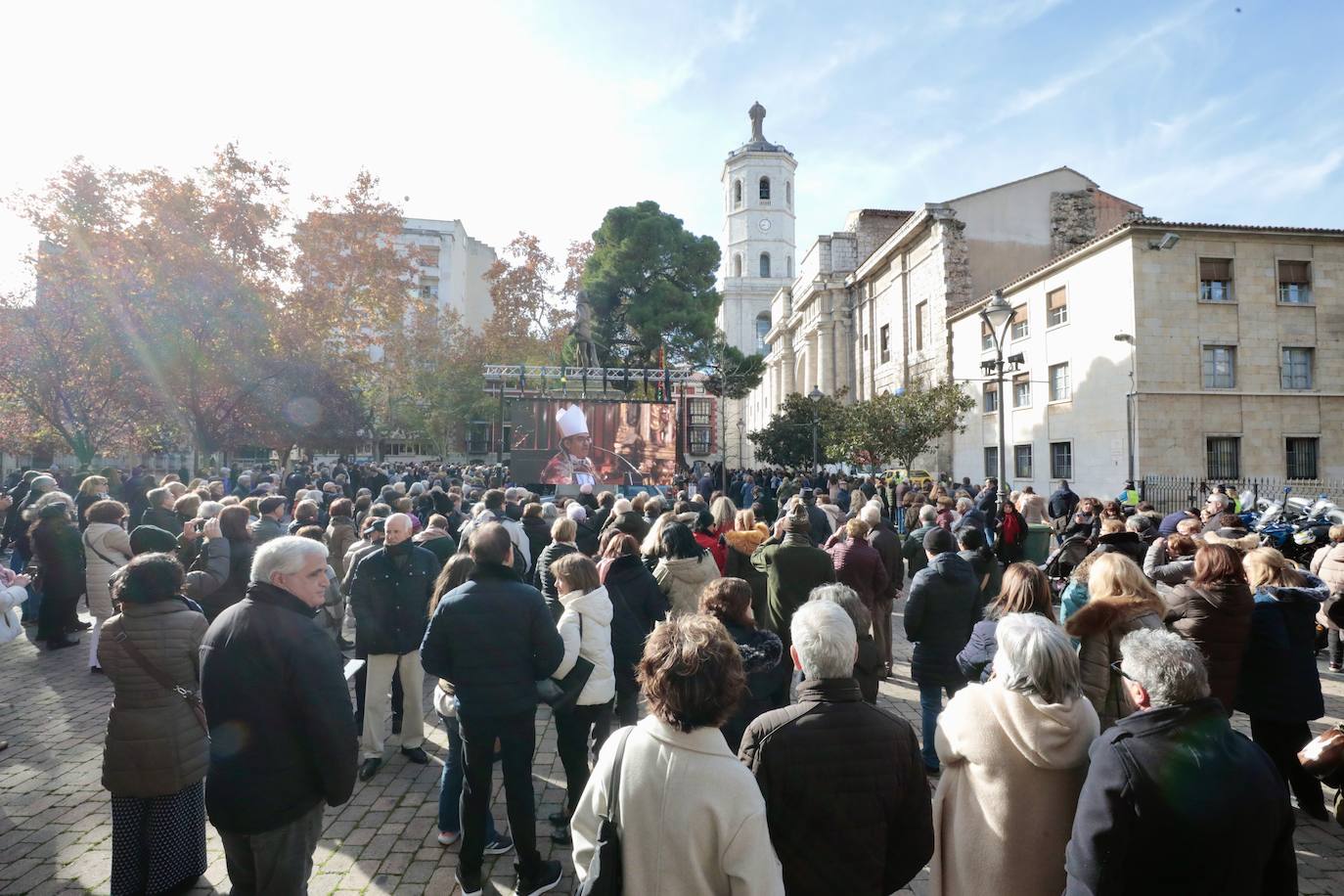 Decenas de personas siguieron la misa funeral en las pantallas instaladas en el exterior de la Catedral de Valladolid.