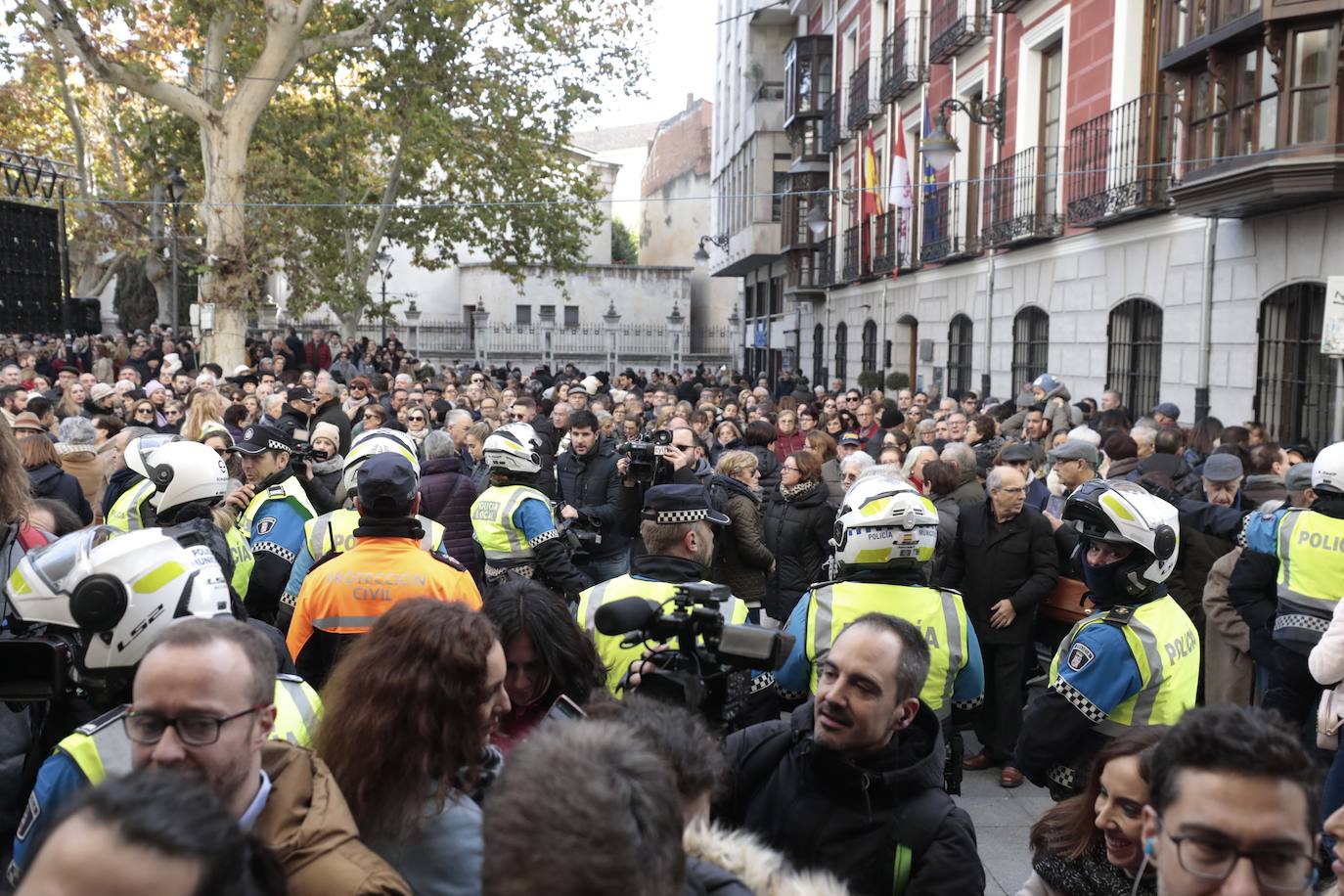 Varias decenas de personas, en la plaza de la Universidad de Valladolid, frente a las puertas de la Catedral.