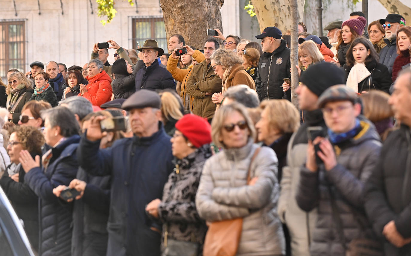 Decenas de personas observan la llegada del coche fúnebre con los restos de Concha Velasco a la Plaza de la Universidad.