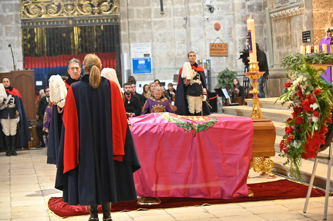 El féretro, cubierto con la bandera de Valladolid, en el interior de la Catedral.