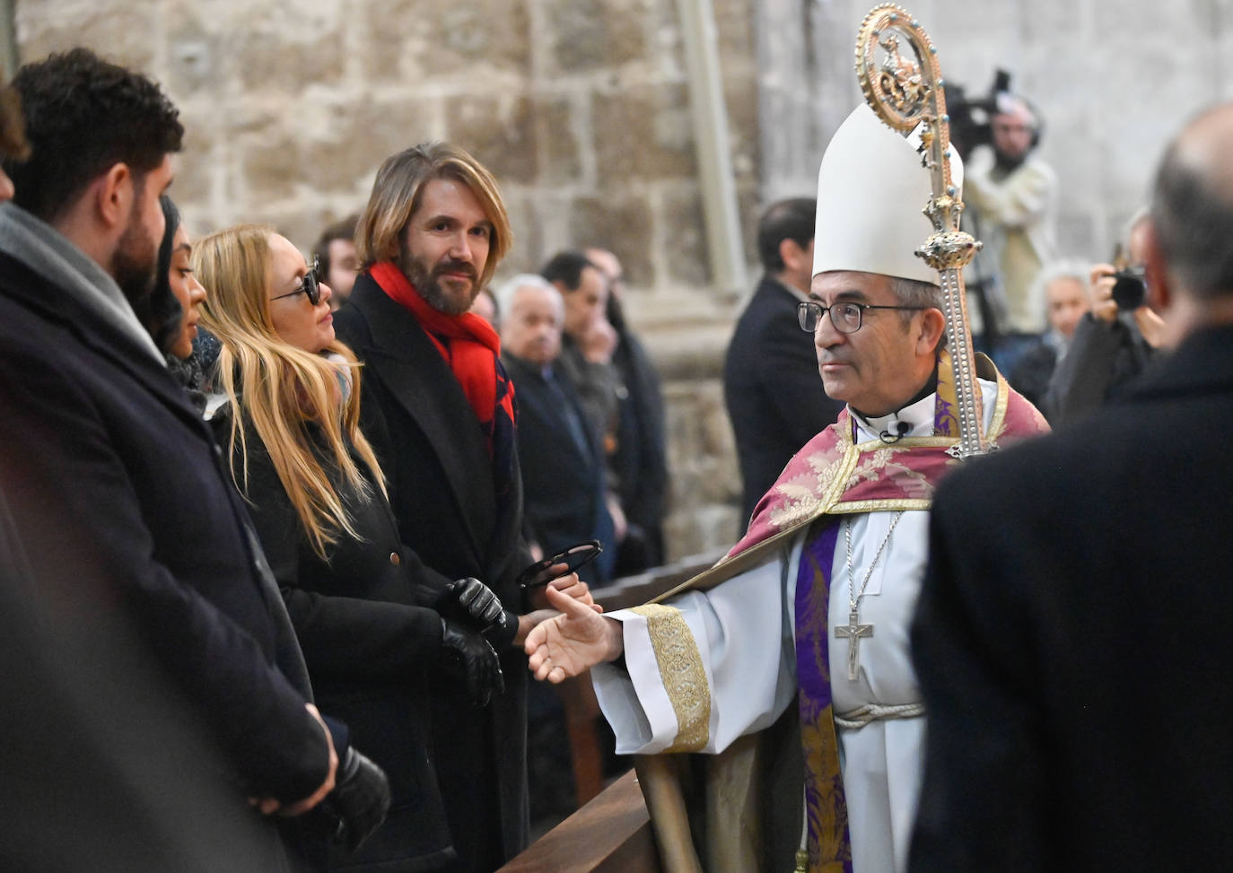 El arzobispo Luis Argüello saluda a los familiares de Concha Velasco en la Catedral de Valladolid.