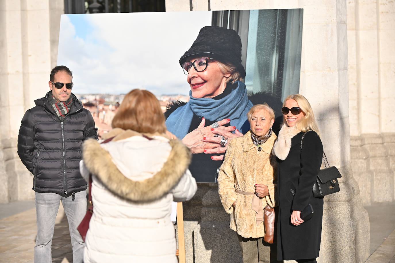 Varias personas se fotografían en la plaza mayor de Valladolid junto a una imagen de Concha Velasco.