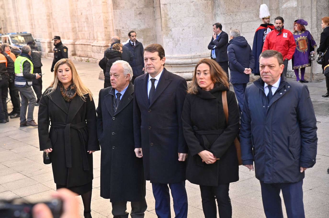 Miembros del Gobierno de la Junta de Castilla y León, ante la Catedral de Valladolid.