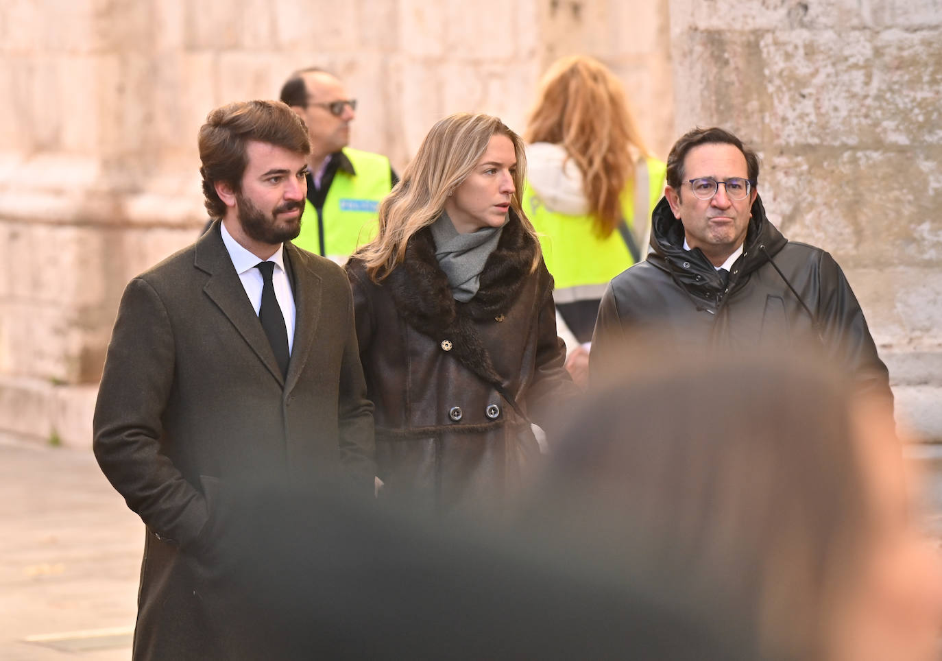 El vicepresidente de la Junta de Castilla y León, Juan García-Gallardo, a la izquierda de la imagen, llega a la Catedral de Valladolid