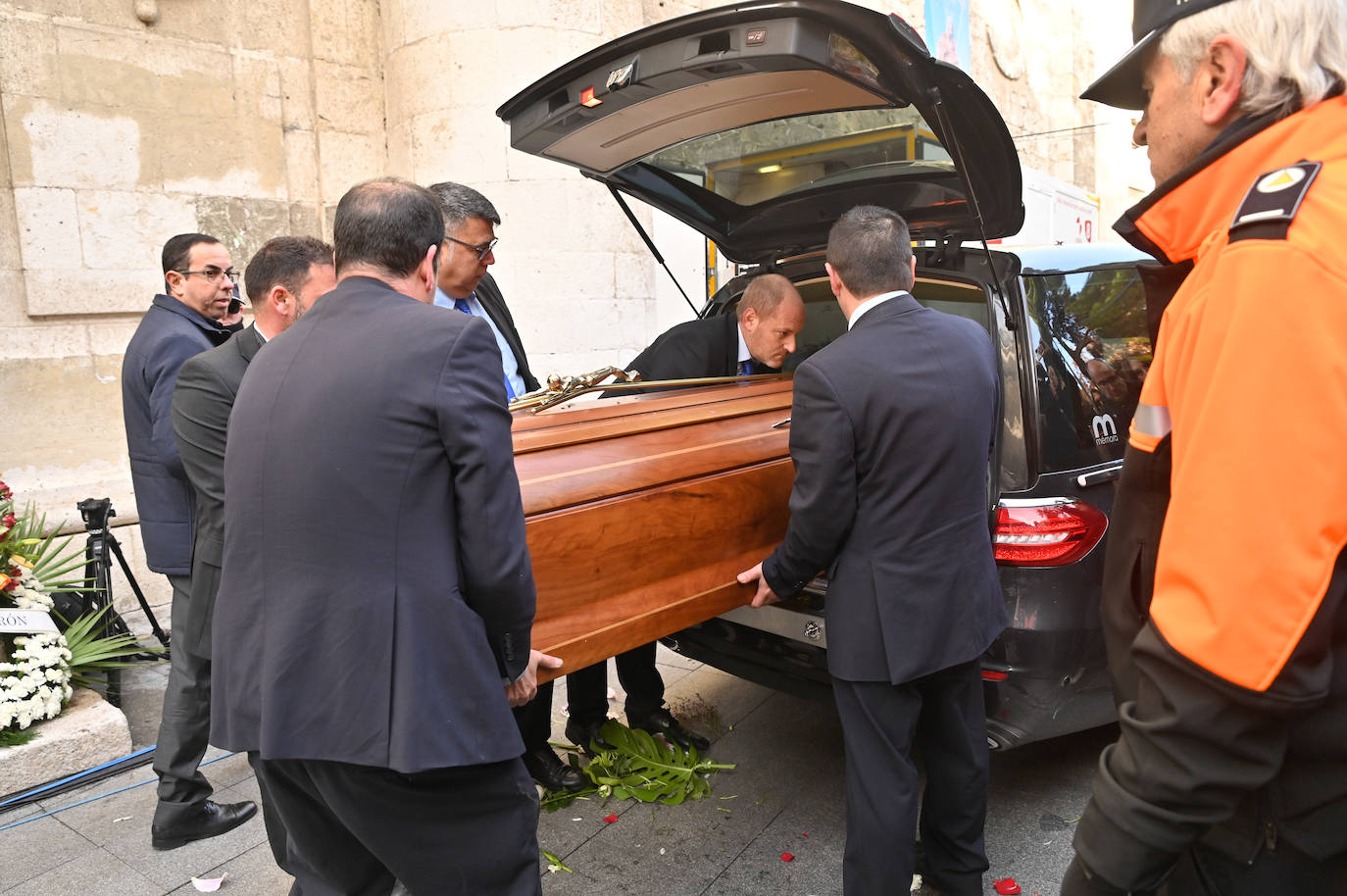 El féretro con los restos de Concha Velasco, antes de ser introducido en la Catedral.