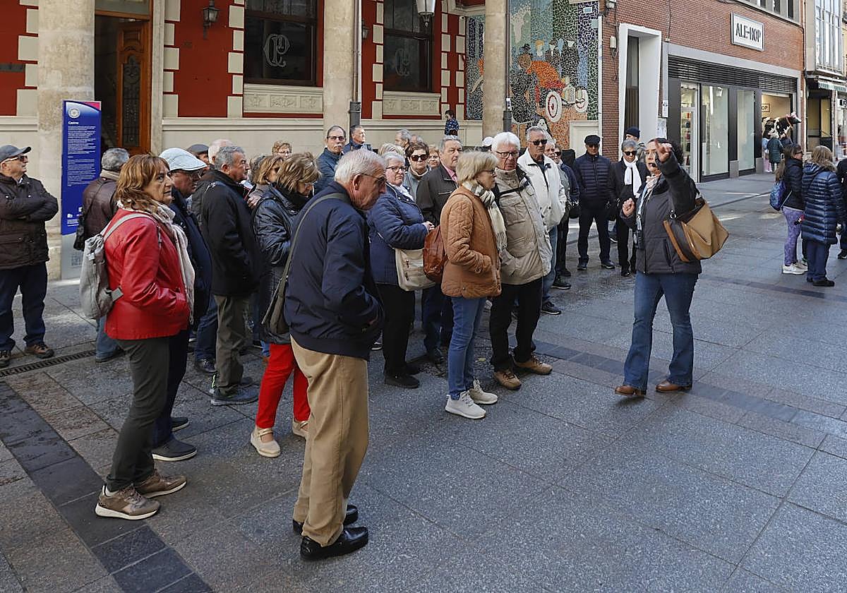 Un grupo de turistas atiende a la guía en la Calle Mayor, a la altura del Casino.