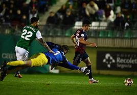 Merencio se marcha del portero para hacer el tercer gol de la Segoviana.