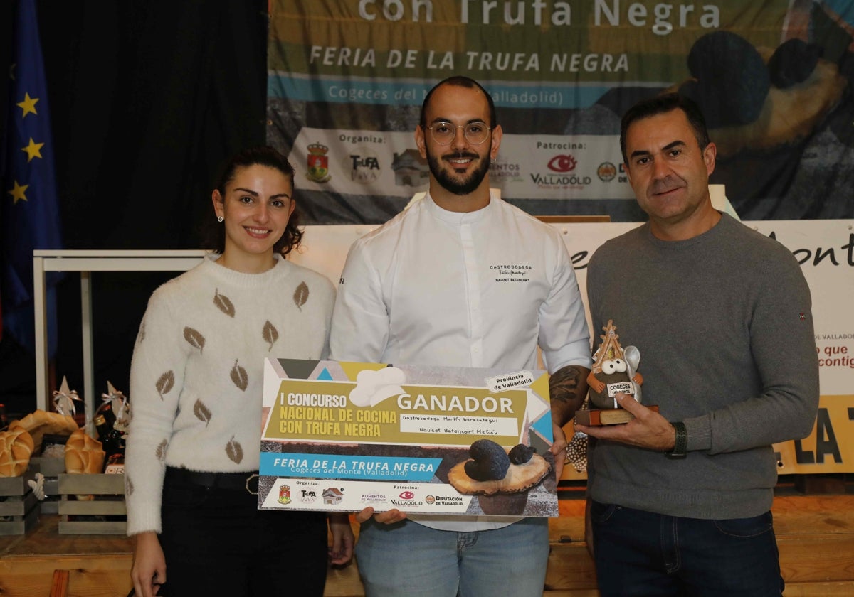 Nauzet Betancort, ganador del concurso, escoltado por el alcalde de Cogeces del Monte, Fernando Esteban, y por la concejala de Cultura, Clara Jorge Herguedas.