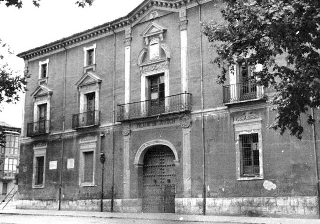 Palacio de los Vivero en los que se puede leer sobre la puerta el rótulo de Palacio de Justicia.