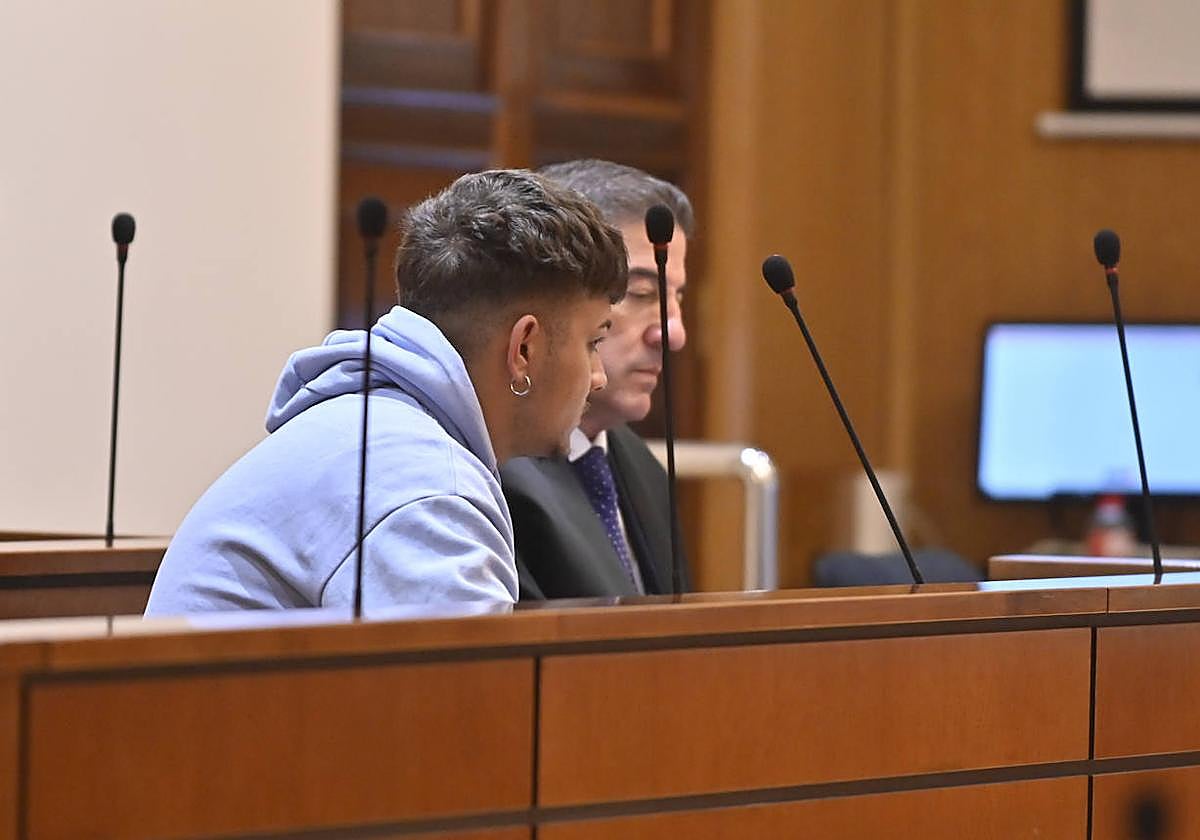 El acusado, junto a su letrado, escucha la sentencia.