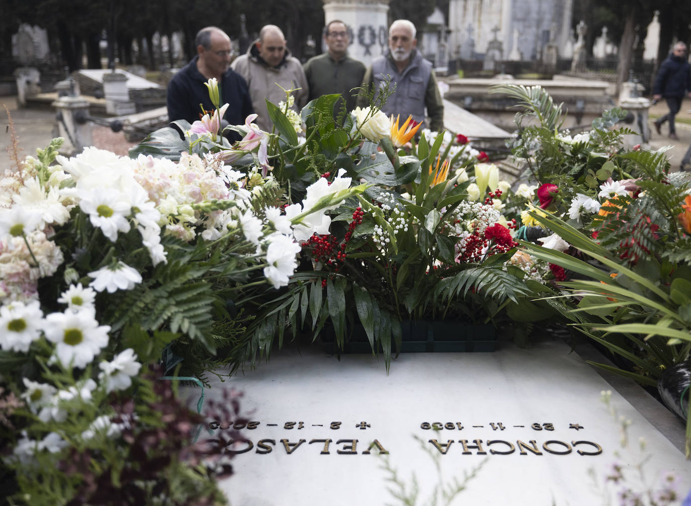 Decenas de personas acuden al cementerio del Carmen para visitar la sepultura de Concha Velasco