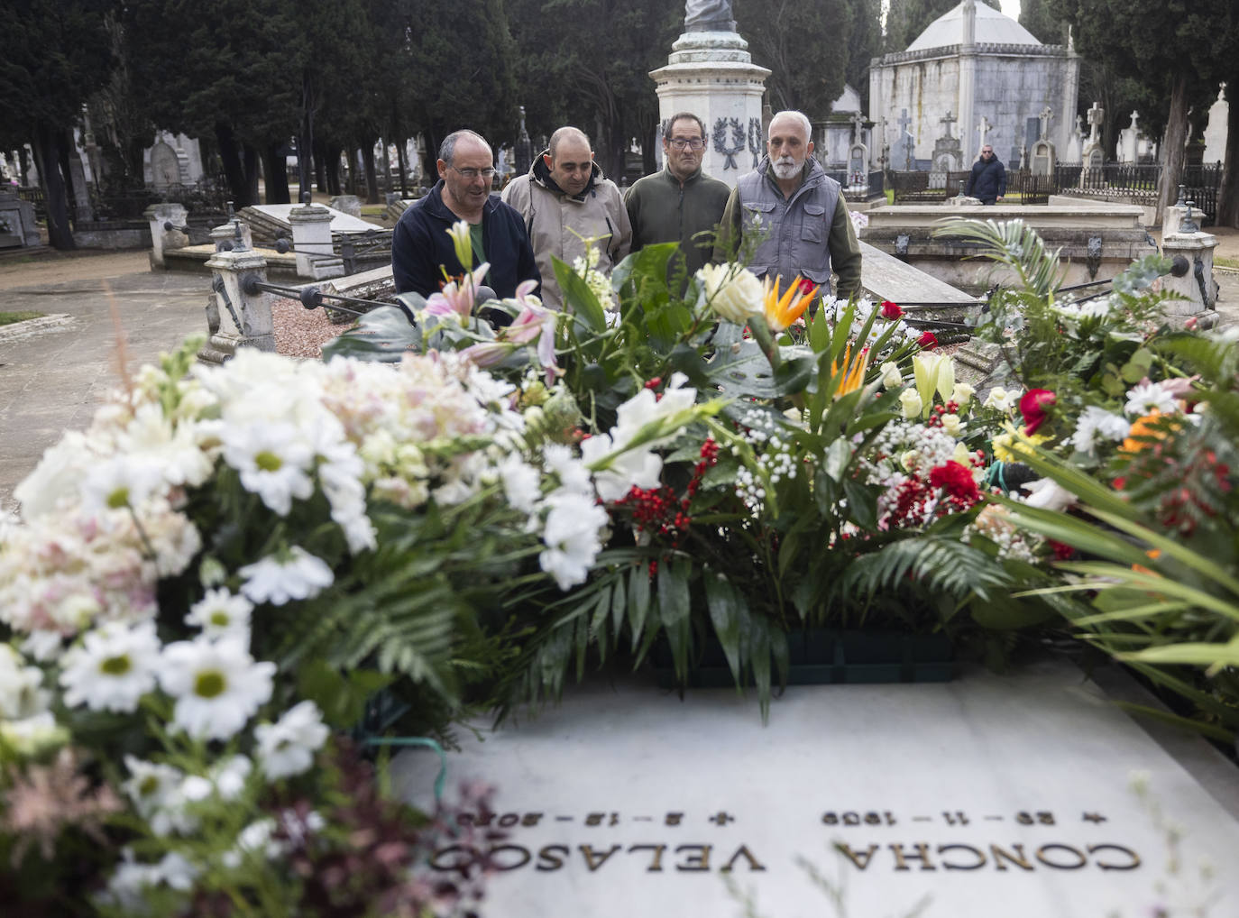 Decenas de personas acuden al cementerio del Carmen para visitar la sepultura de Concha Velasco