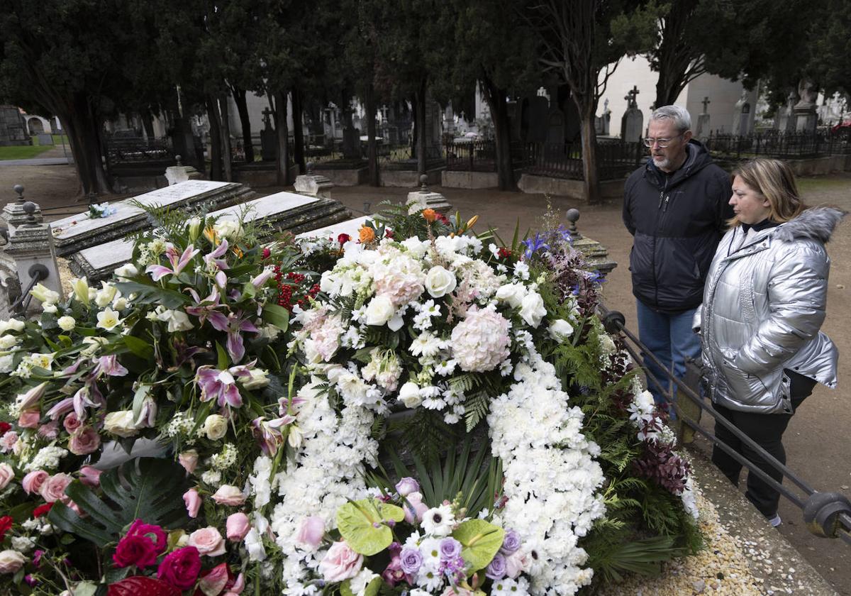 Decenas de personas acuden al cementerio del Carmen para visitar la sepultura de Concha Velasco