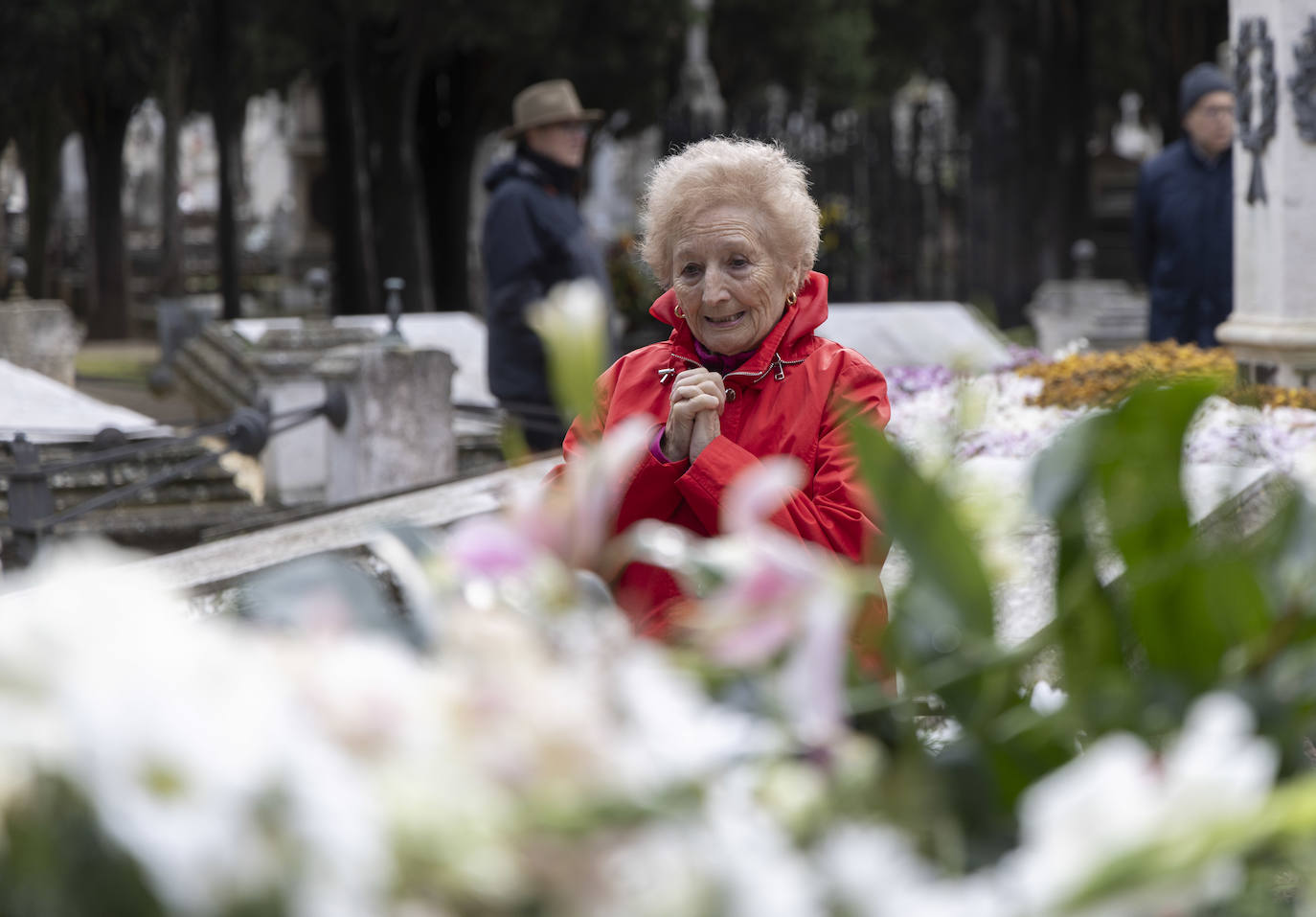 Decenas de personas acuden al cementerio del Carmen para visitar la sepultura de Concha Velasco