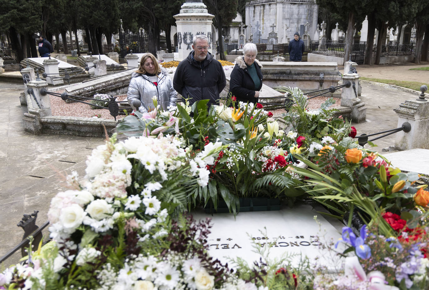 Decenas de personas acuden al cementerio del Carmen para visitar la sepultura de Concha Velasco