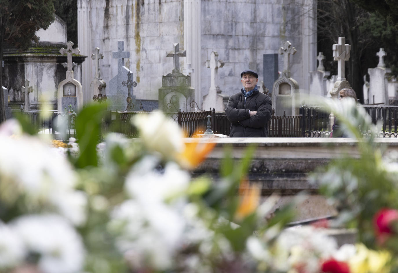 Decenas de personas acuden al cementerio del Carmen para visitar la sepultura de Concha Velasco