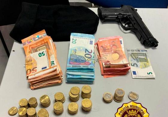 Pistola y dinero robado por los dos jóvenes en el DIA de la calle Aurora.