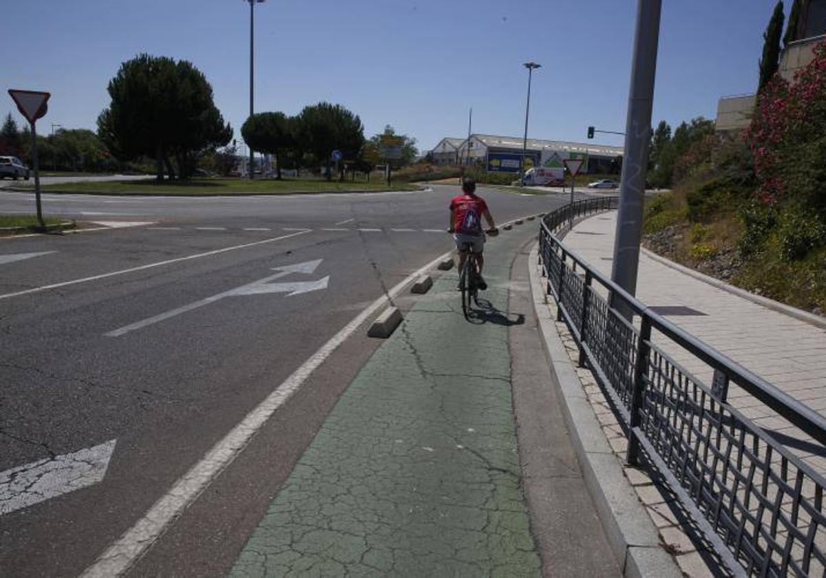 Carril bici en la avenida de Salamanca justo antes de comenzar la cuesta que da acceso al barrio de Parquesol