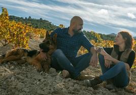 Rocco, José Luis Gómez y Laura Rojo, en el viñedo de Albillo Mayor.