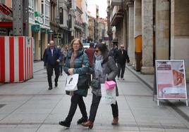 La Calle Mayor, la arteria principal de compras, con varias personas con bolsas de comercios.