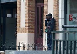 Un ciudadano extranjero aguarda a la puerta de la oficina del Ecyl en Segovia.