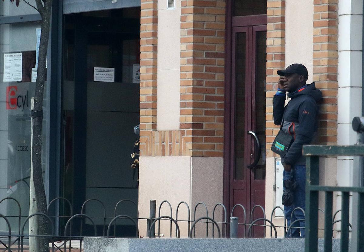 Un ciudadano extranjero aguarda a la puerta de la oficina del Ecyl en Segovia.