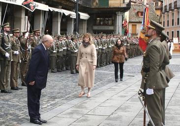 La lealtad a la bandera une a civiles y artilleros