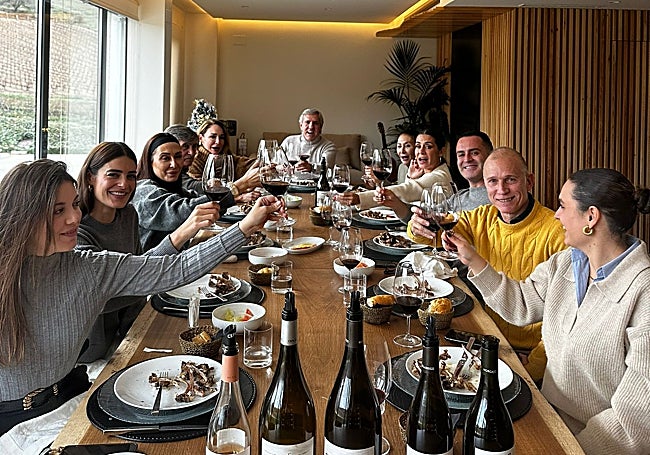 Brindis tras la comida con el plato típico de la zona.