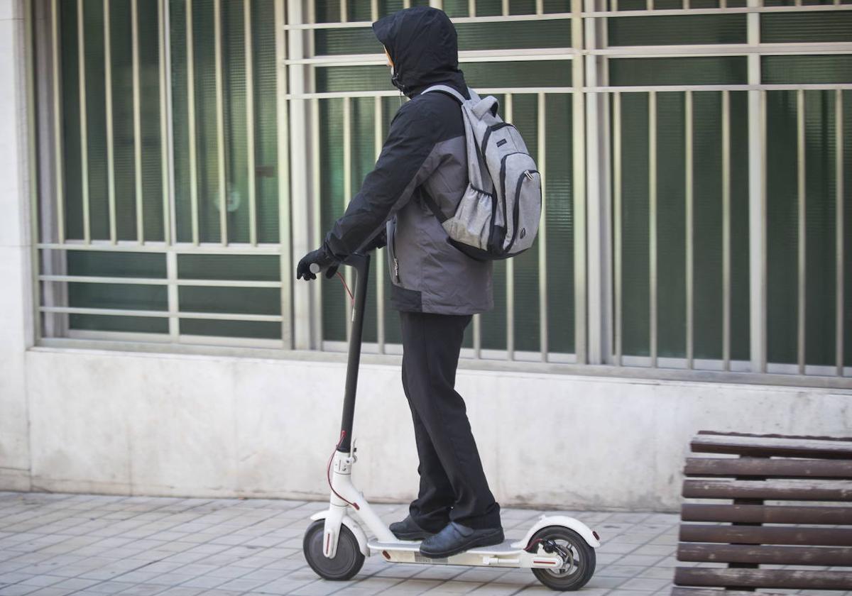 Un hombre circula con patinete eléctrico.