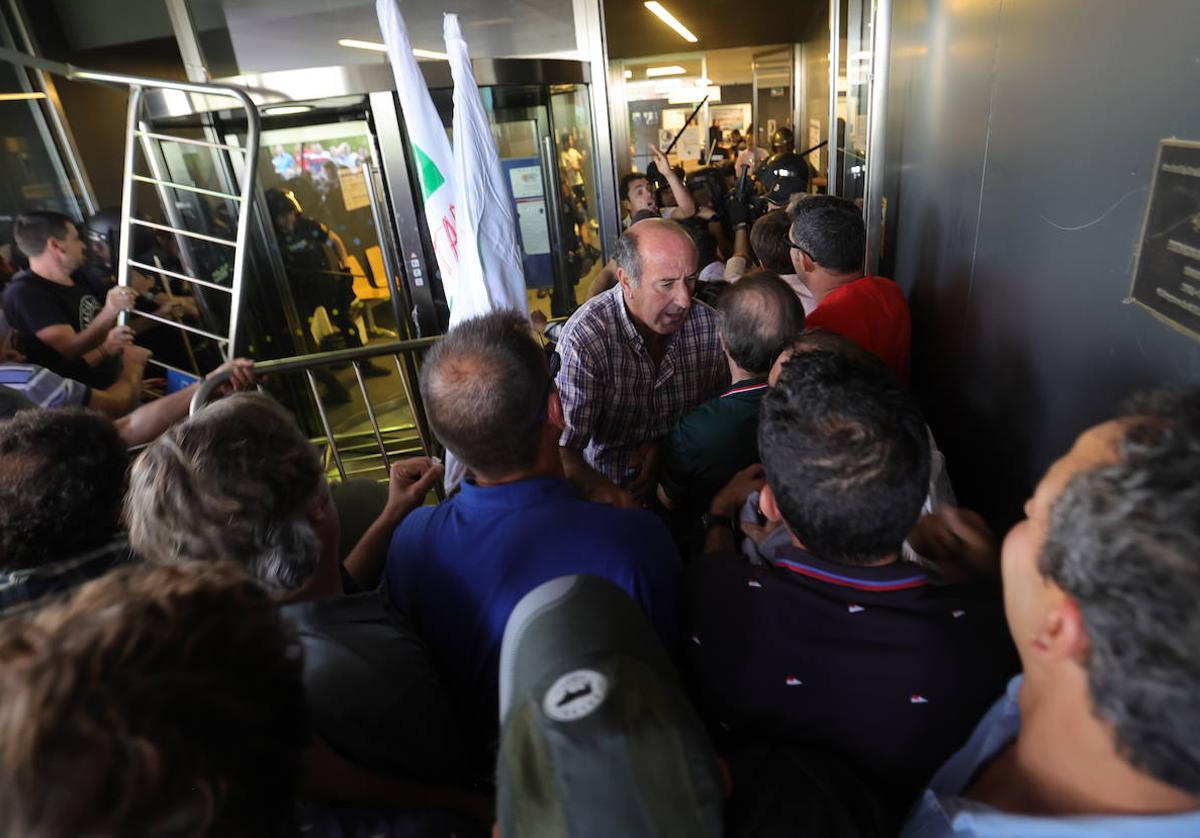 Movilización ganadera el pasado 5 de junio frente a la Delegación Territorial de la Junta en Salamanca.