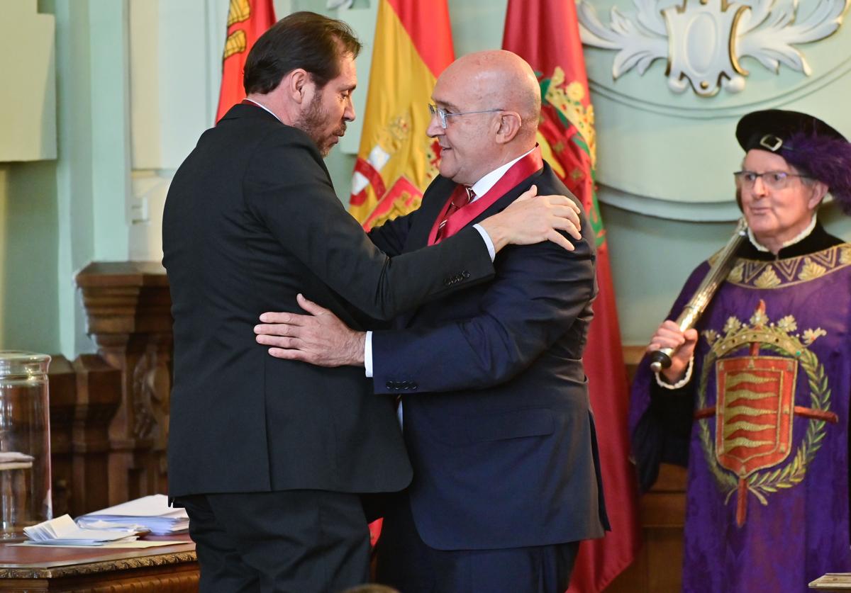 Puente y Carnero, en la toma de posesión del este último como alcalde.