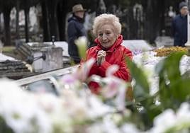 Ángela, una admiradora de Concha Velasco, emocionada ante la tumba de la actriz en el cementerio del Carmen.