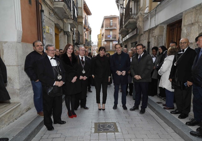 Amaya Arzuaga, en el centro de la imagen, ante la placa en reconocimiento a la bodega familiar.